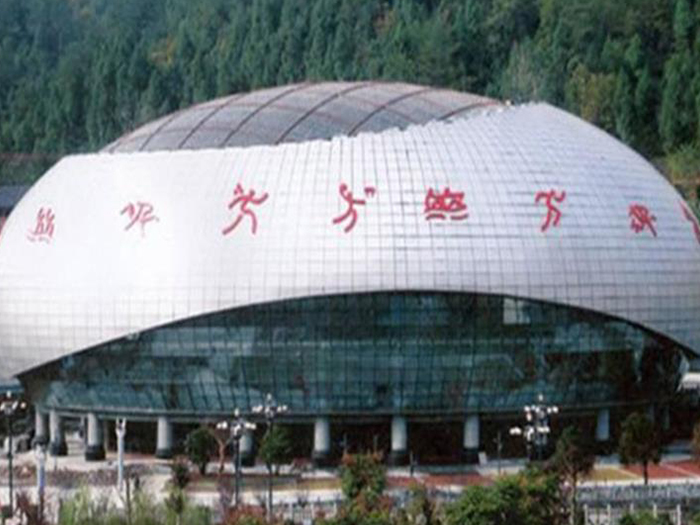 老河口体育中心球形网架加工安装